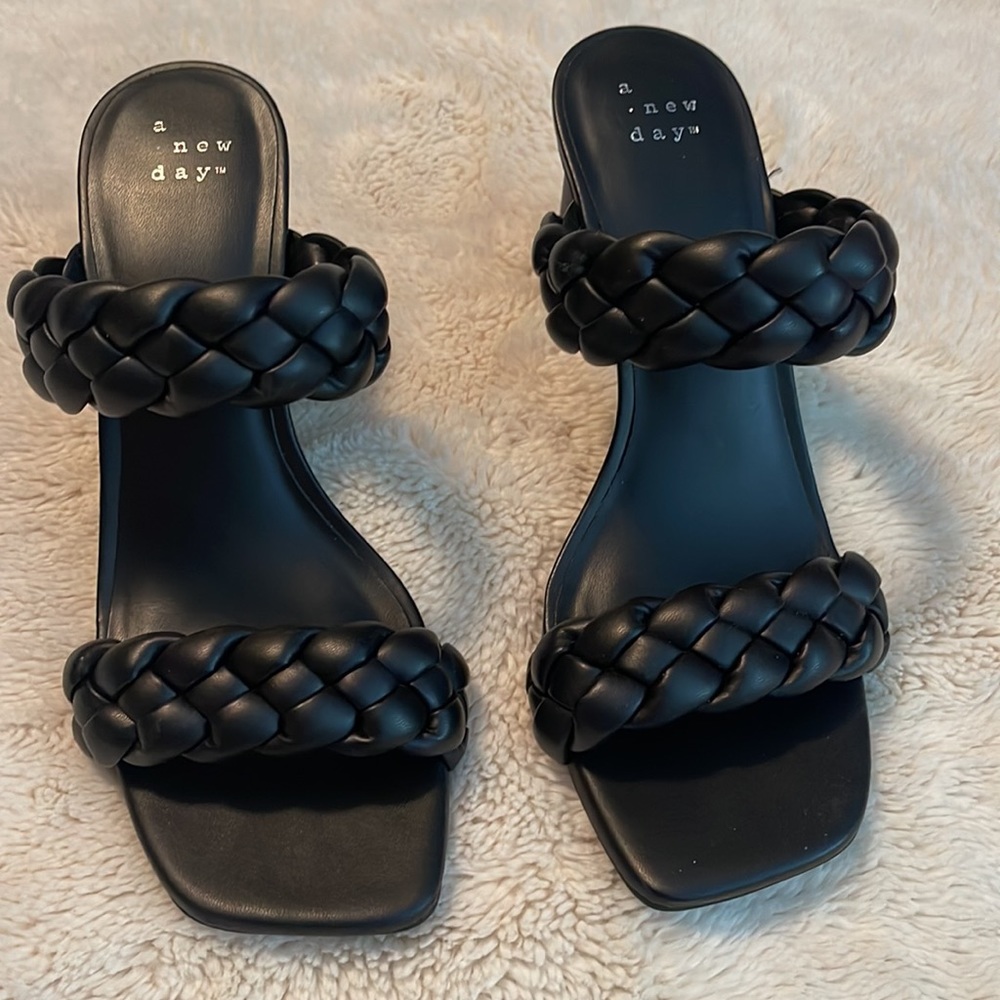 Size 7 - Picture 2 of 4